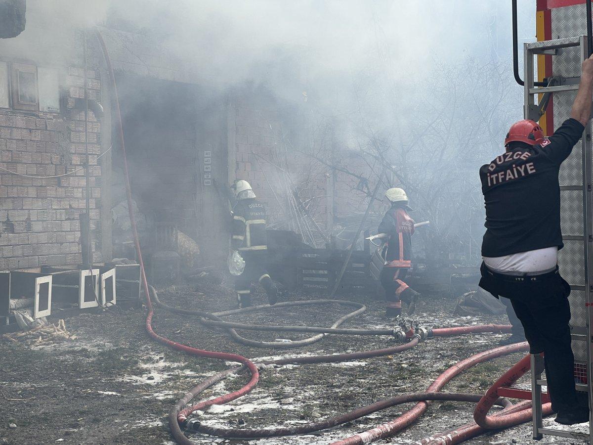 Düzce'de samanlıkta çıkan yangın lodosun etkisiyle arttı