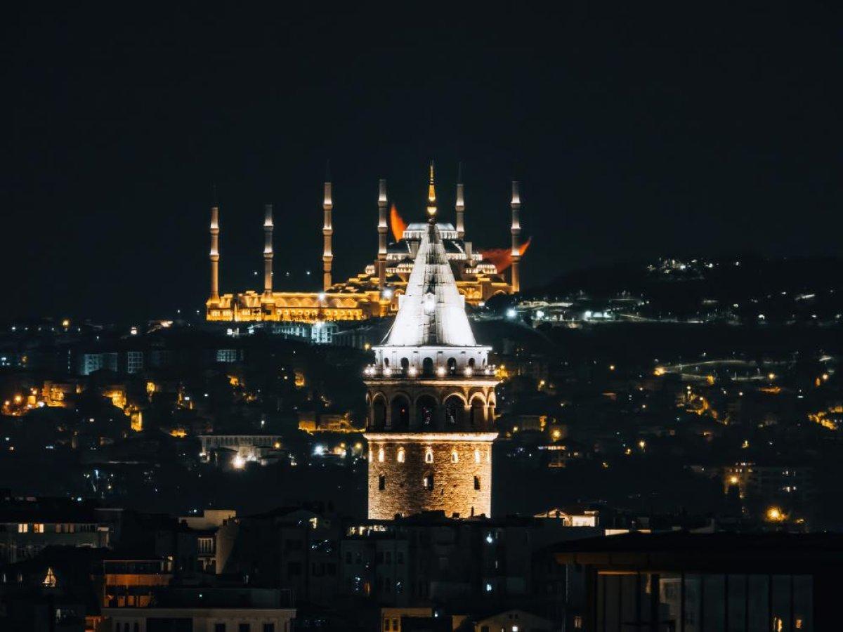 Çamlıca Cami, Galata Kulesi ve hilalin buluşması