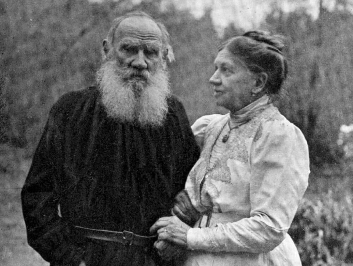 Bir tren garında cansız bedeni bulunan, büyük Rus yazar Tolstoy'un ölümünün 112'inci yılı