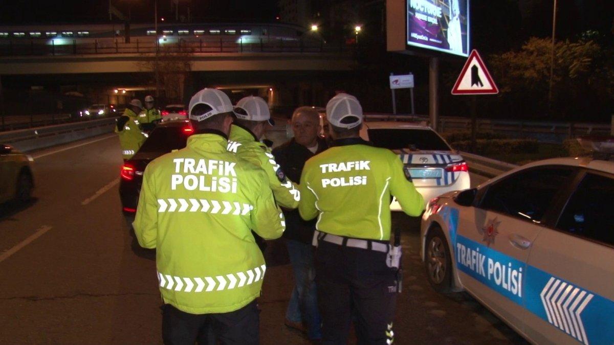 Kadıköy'de alkollü şahıs denetime takılınca gazetecilerin üstüne yürüdü