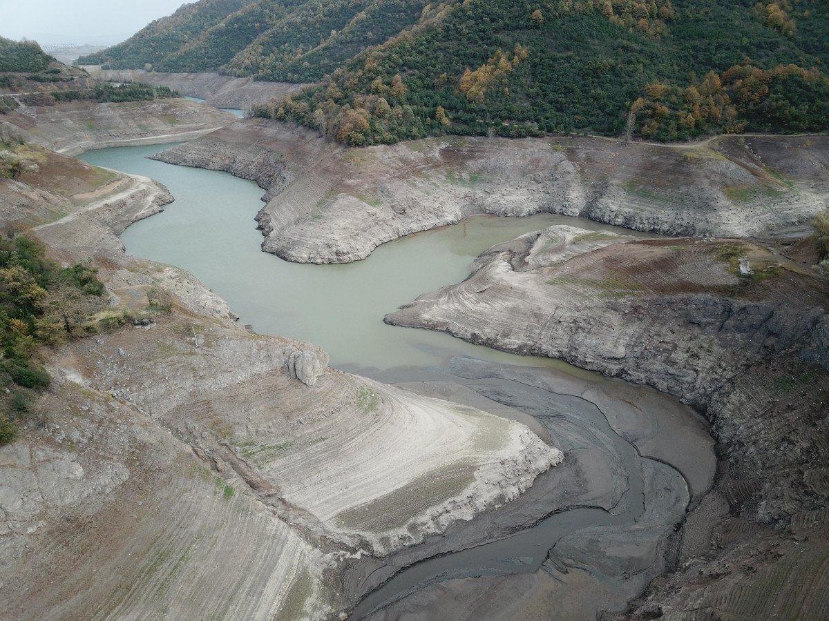 Yuvacık Barajı'nda sular çekildi, köprüler göründü 