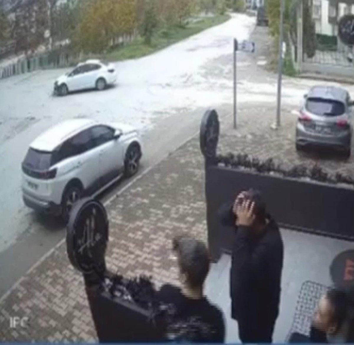 Kocaeli'de kaza geçiren motor sürücüsü olay anını kameraya aldı