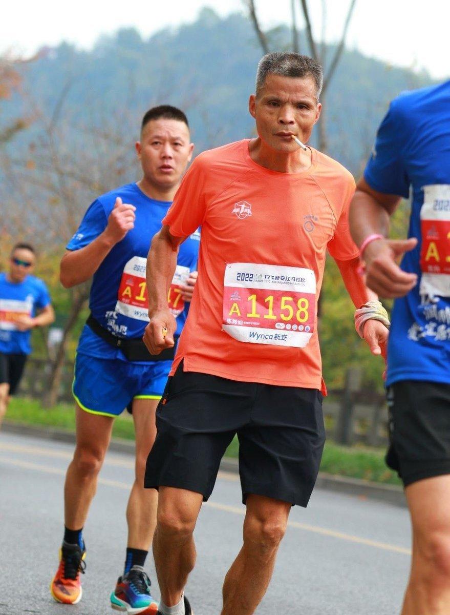 Çinli Chen Amca, maraton koşusunda bir paket sigara bitirdi