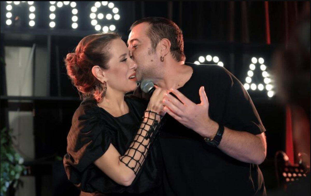 Ata Demirer, Zuhal Olcay'ı öptü