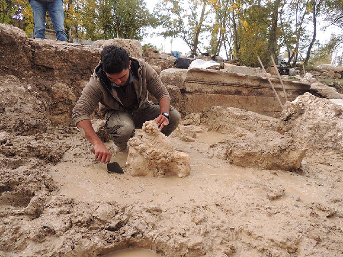 Aizanoi Antik Kenti'nde pagan inancına ait heykellerin parçaları bulundu