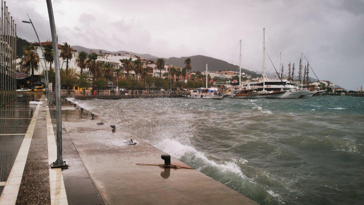 Muğla'da beklenen sağanak yağış etkisini gösterdi