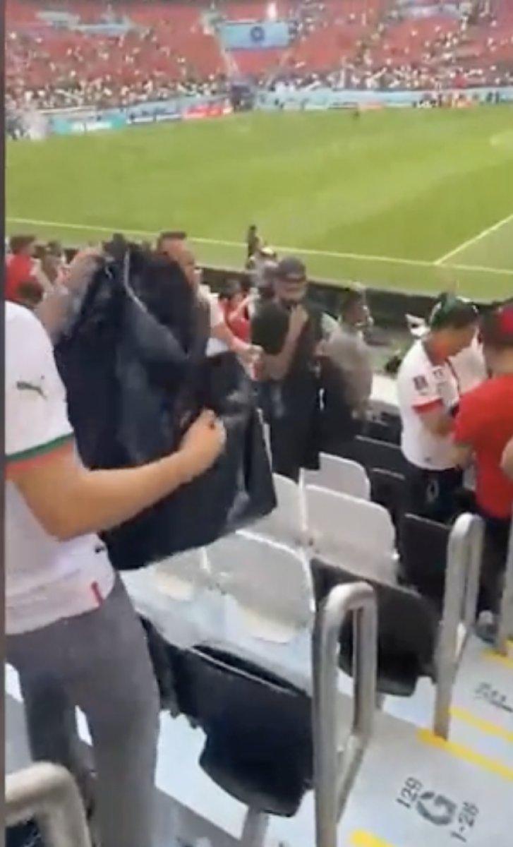 Faslı taraftarlar maç sonrası tribünleri temizledi