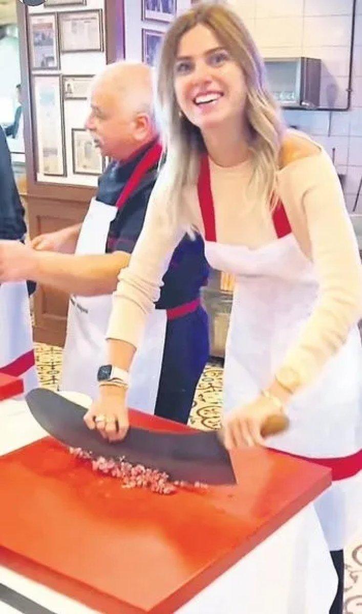 Nazlı Sabancı, Adana kebabı yapmayı öğrendi