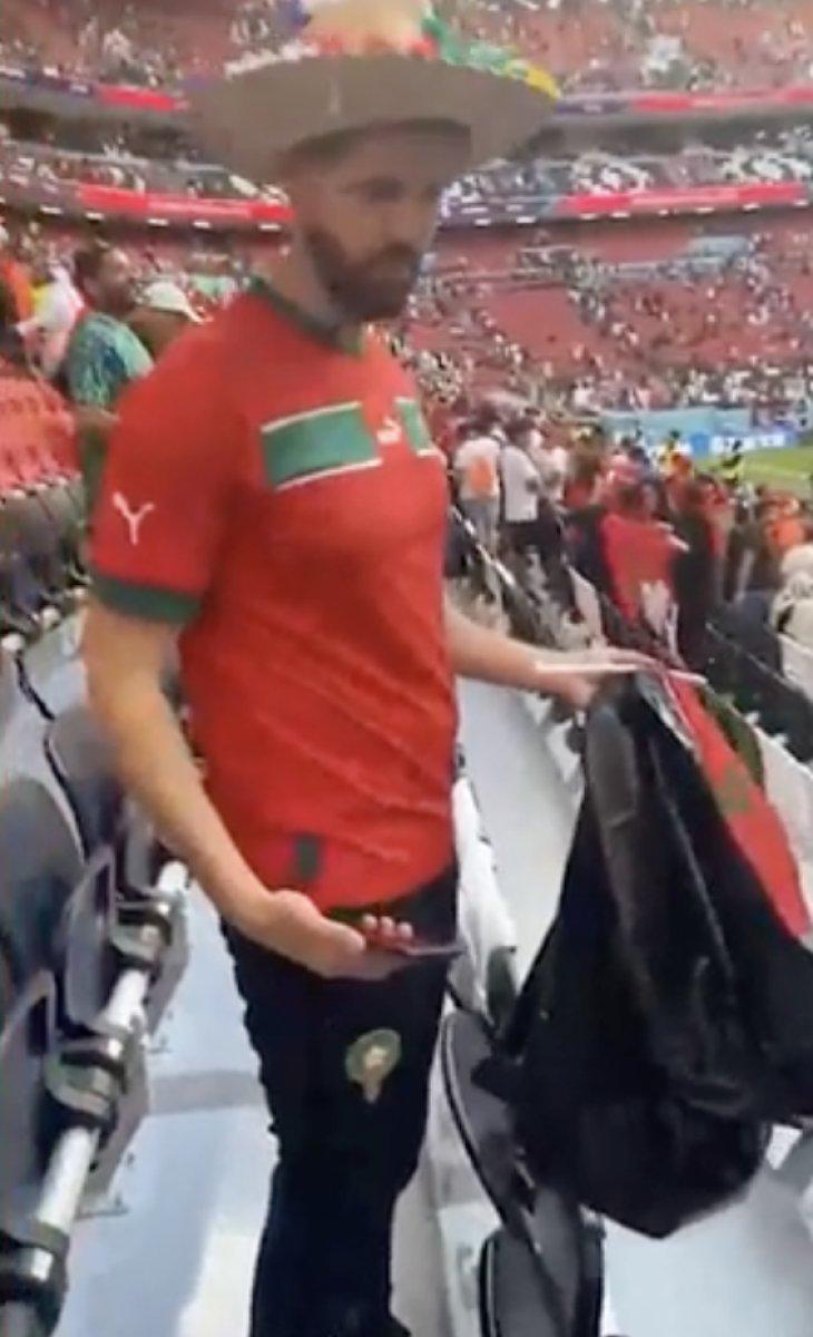 Faslı taraftarlar maç sonrası tribünleri temizledi