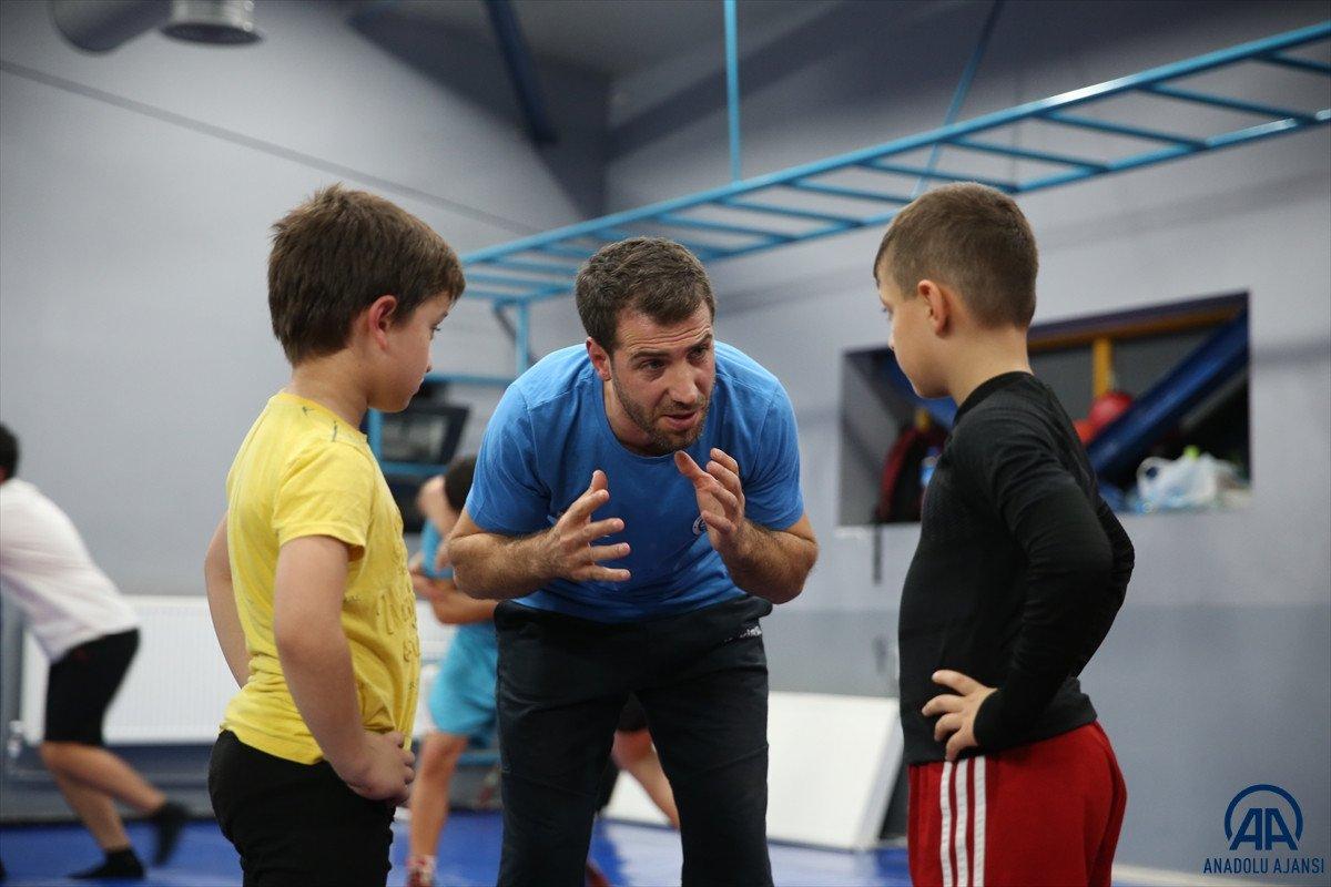 Sakaryalı şampiyon güreşçi, yetenikli öğrencileri spora kazandırıyor