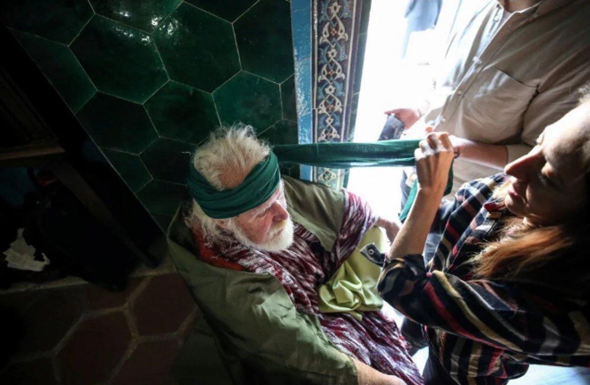 İngiliz ressam Lewis'in Yeşil Türbe'deki tablosuna yeni dokunuş