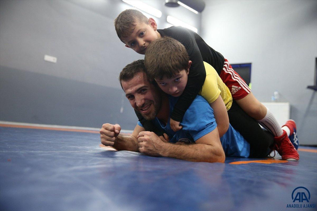 Sakaryalı şampiyon güreşçi, yetenikli öğrencileri spora kazandırıyor