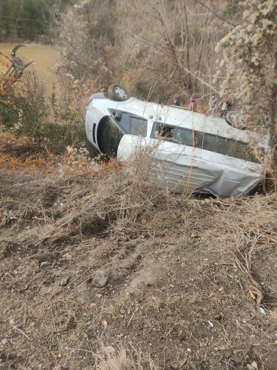 Kastamonu'da öğrencileri taşıyan minibüs şarampole devrildi