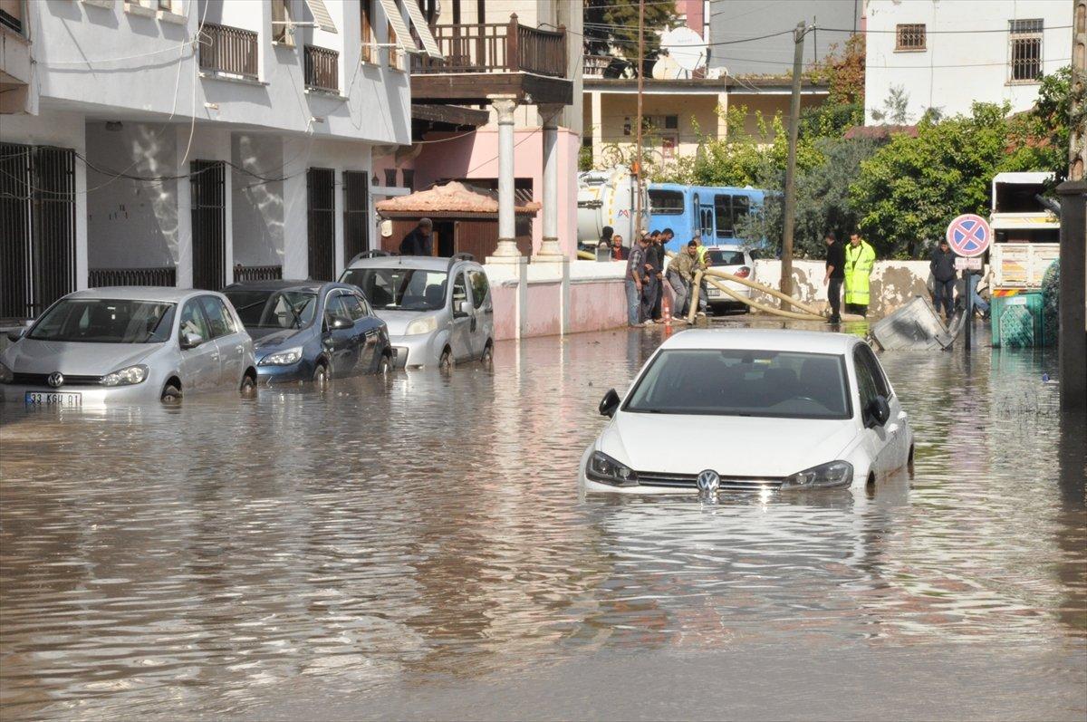 Mersin'de sağanak yağmur hayatı olumsuz etkiledi
