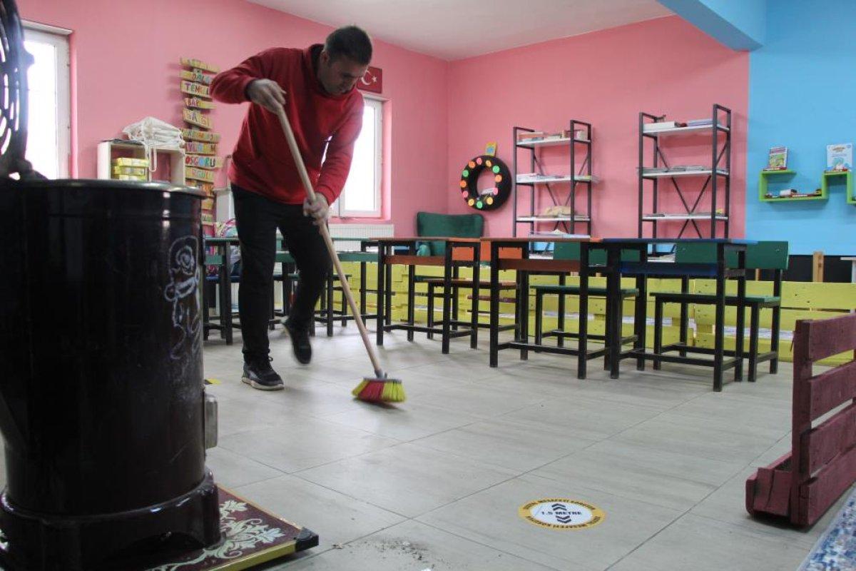 Bingöl'de köy okulunu yuvaya çeviren öğretmen