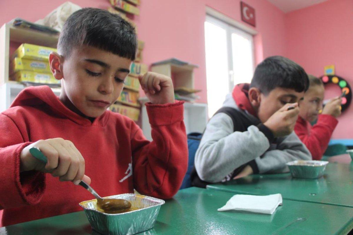 Bingöl'de köy okulunu yuvaya çeviren öğretmen