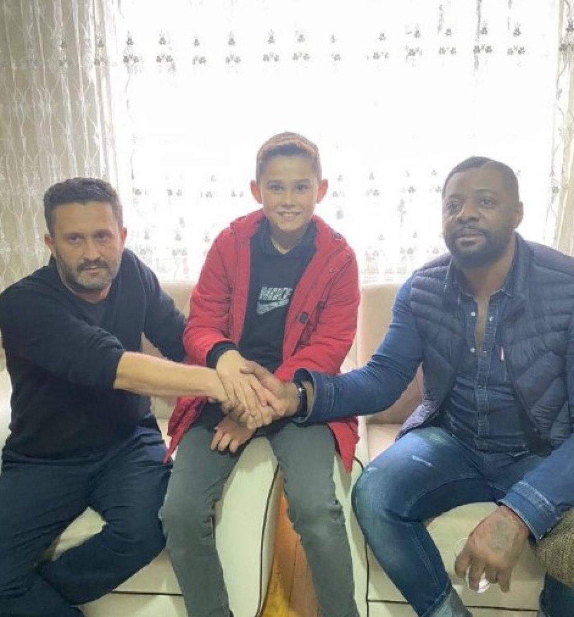 Oğlunun futbol oynamasına izin vermeyen babayı, Pascal Nouma ikna etti