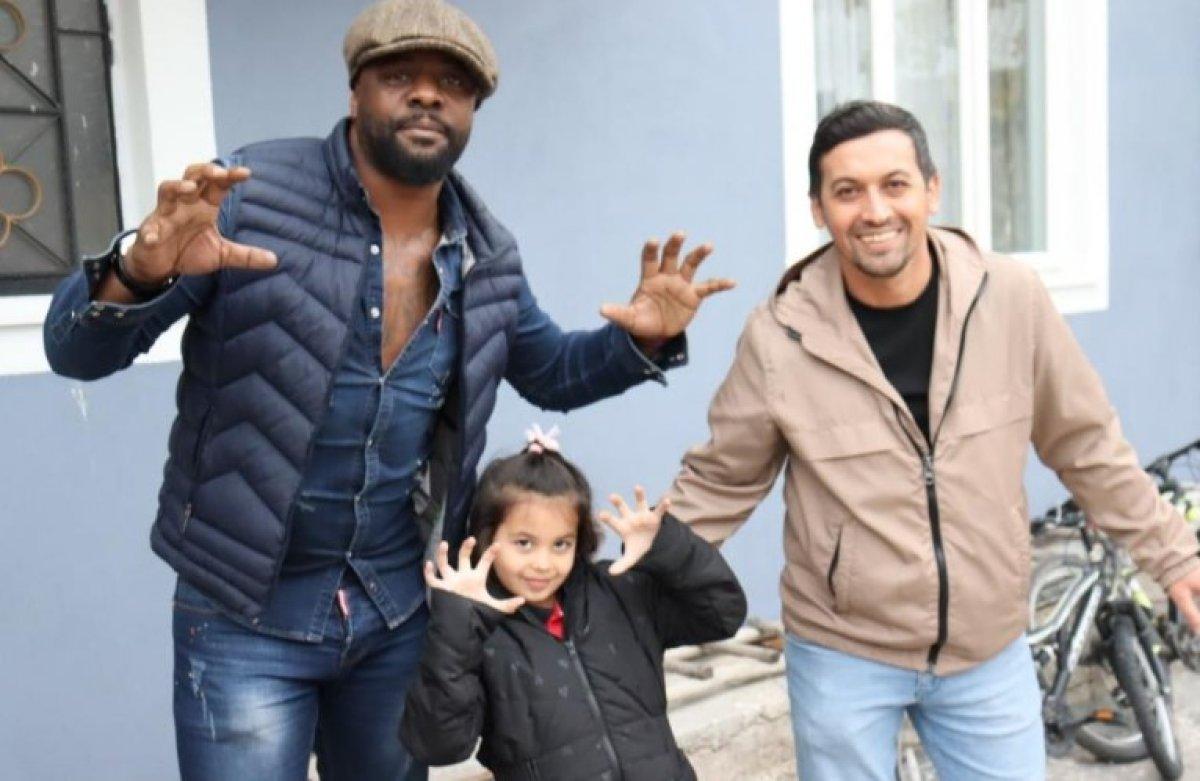 Oğlunun futbol oynamasına izin vermeyen babayı, Pascal Nouma ikna etti