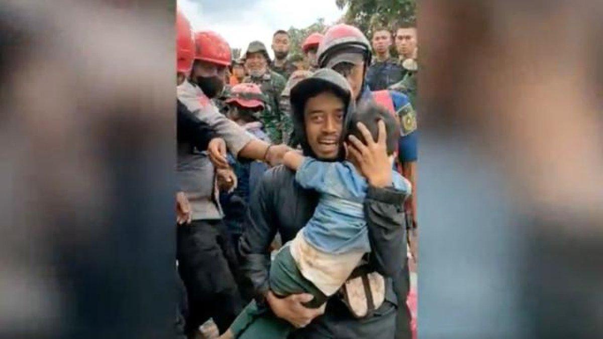 Endonezya'da bir çocuk, depremden 2 gün sonra enkazdan kurtarıldı 