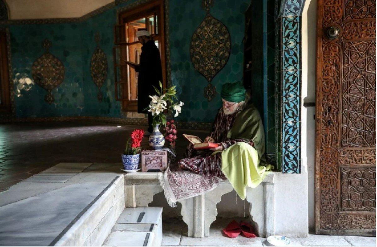 İngiliz ressam Lewis'in Yeşil Türbe'deki tablosuna yeni dokunuş