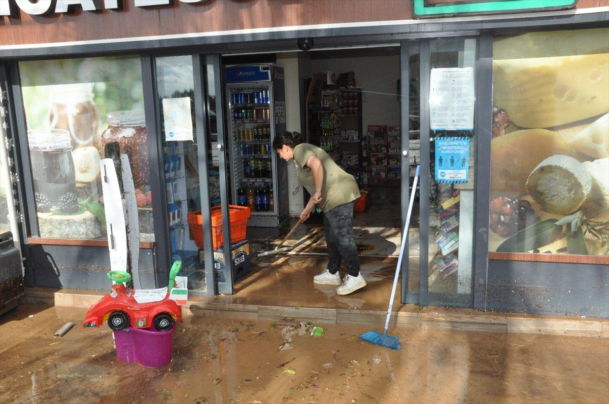 Mersin'de sağanak yağmur hayatı olumsuz etkiledi