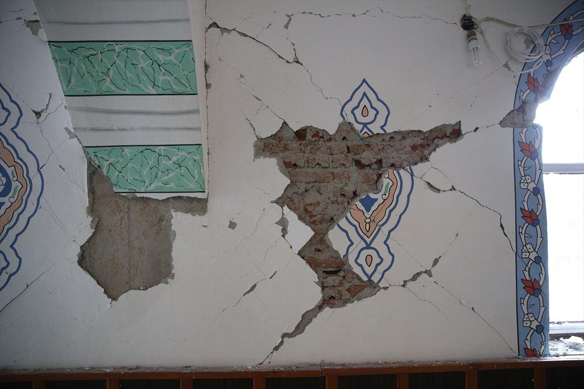 Düzce'de depremde hasar gören cami boşaltılıyor 