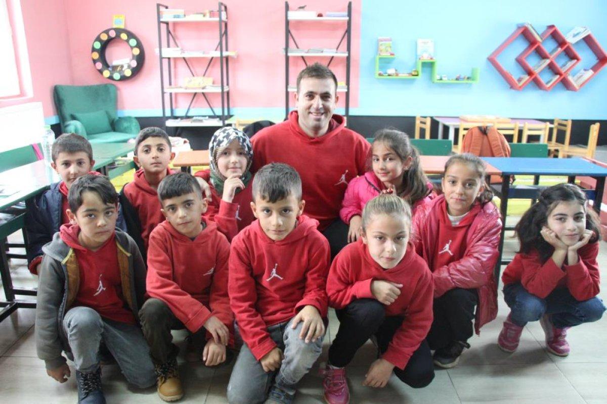 Bingöl'de köy okulunu yuvaya çeviren öğretmen
