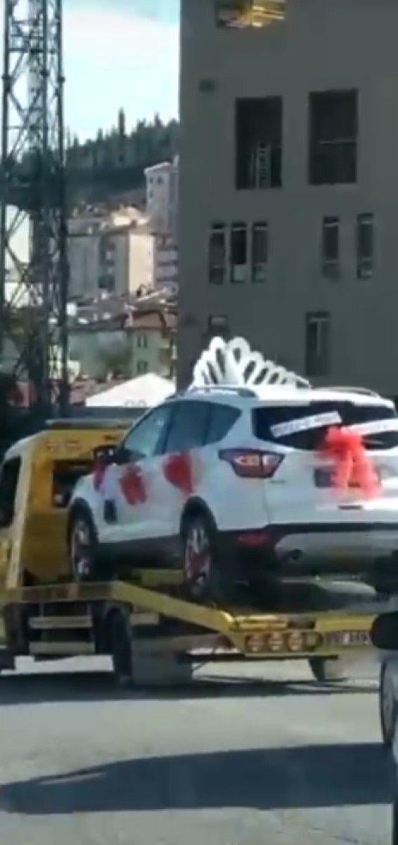 Balıkesir'de gelin arabasını çekiciye yüklediler