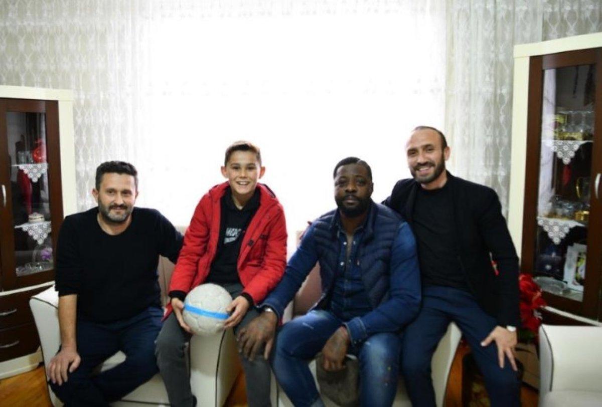 Oğlunun futbol oynamasına izin vermeyen babayı, Pascal Nouma ikna etti