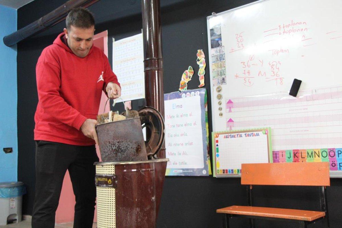Bingöl'de köy okulunu yuvaya çeviren öğretmen
