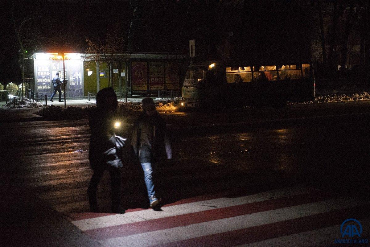 Rus saldırıları nedeniyle Ukrayna'da birçok bölge karanlığa gömüldü