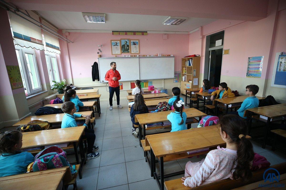 Sakaryalı şampiyon güreşçi, yetenikli öğrencileri spora kazandırıyor