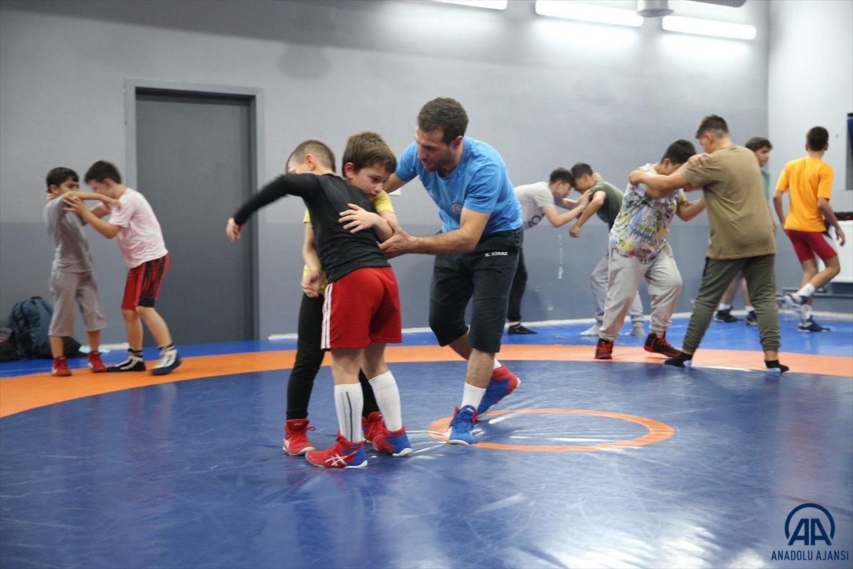 Sakaryalı şampiyon güreşçi, yetenikli öğrencileri spora kazandırıyor