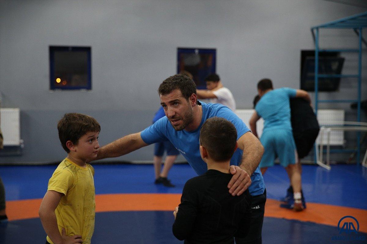 Sakaryalı şampiyon güreşçi, yetenikli öğrencileri spora kazandırıyor