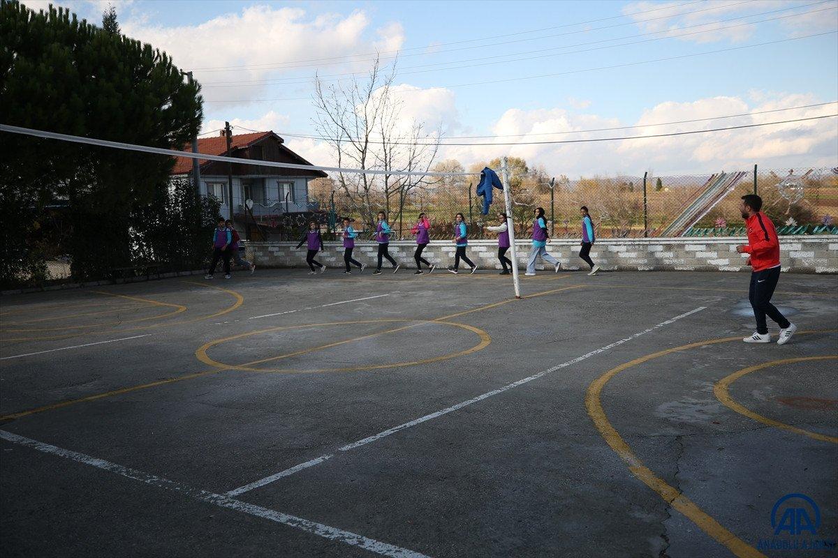 Sakaryalı şampiyon güreşçi, yetenikli öğrencileri spora kazandırıyor