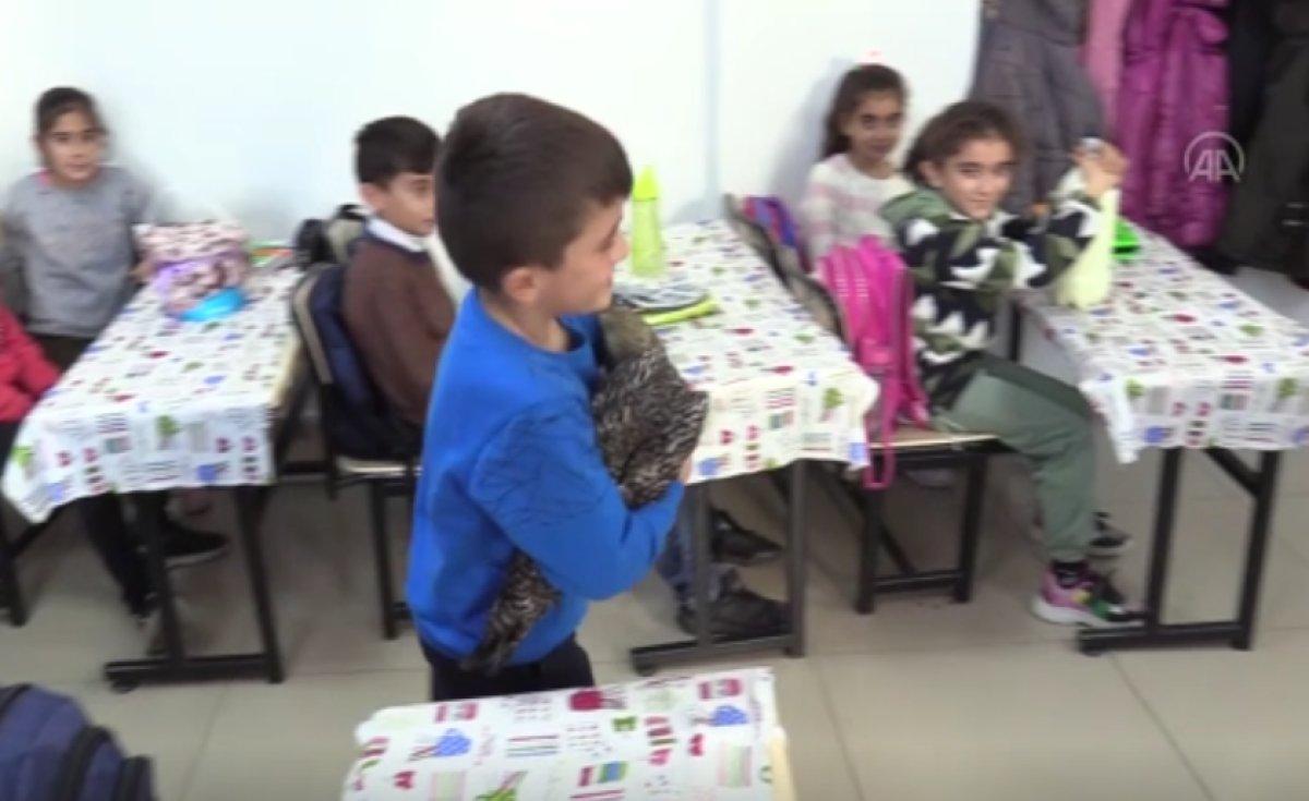 Batman'da öğretmenine kümesten getirdiği tavuğu hediye etti