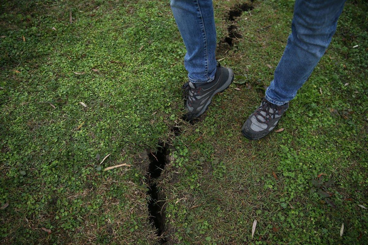 Düzce'de deprem sonrasında toprak kırılmaları oluştu