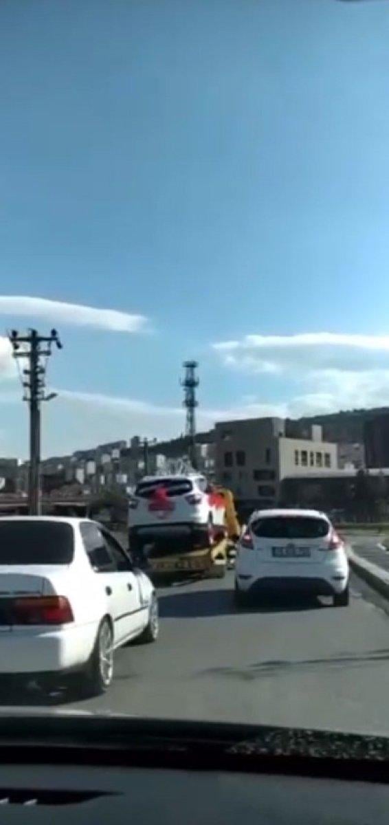 Balıkesir'de gelin arabasını çekiciye yüklediler
