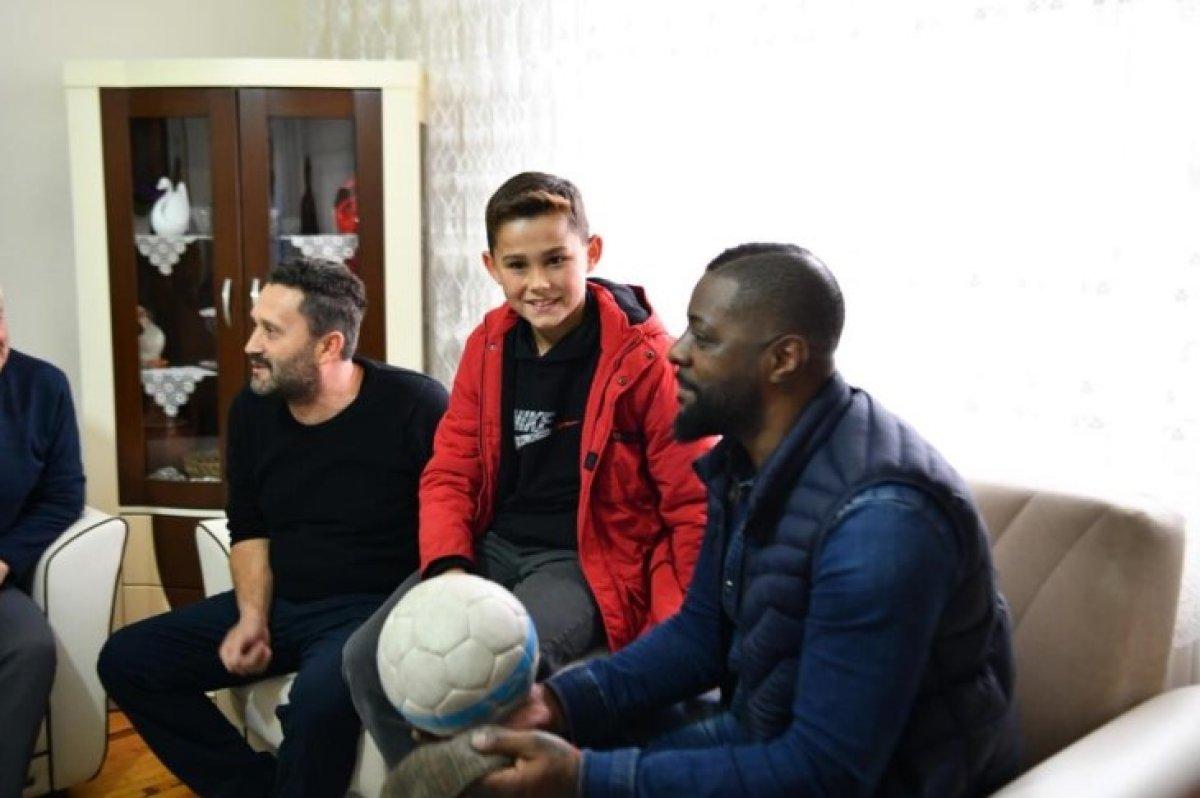 Oğlunun futbol oynamasına izin vermeyen babayı, Pascal Nouma ikna etti