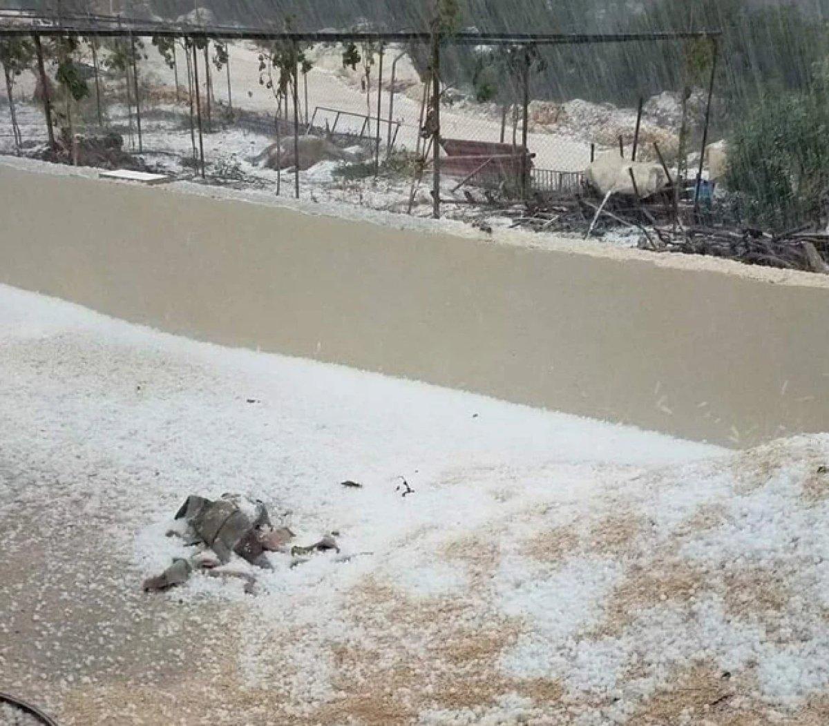 Mersin'de sağanak yağmur hayatı olumsuz etkiledi
