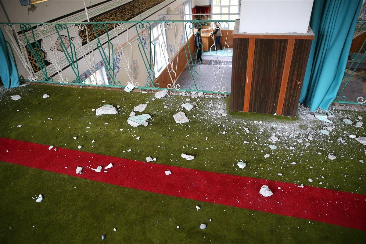 Düzce'de depremde hasar gören cami boşaltılıyor 