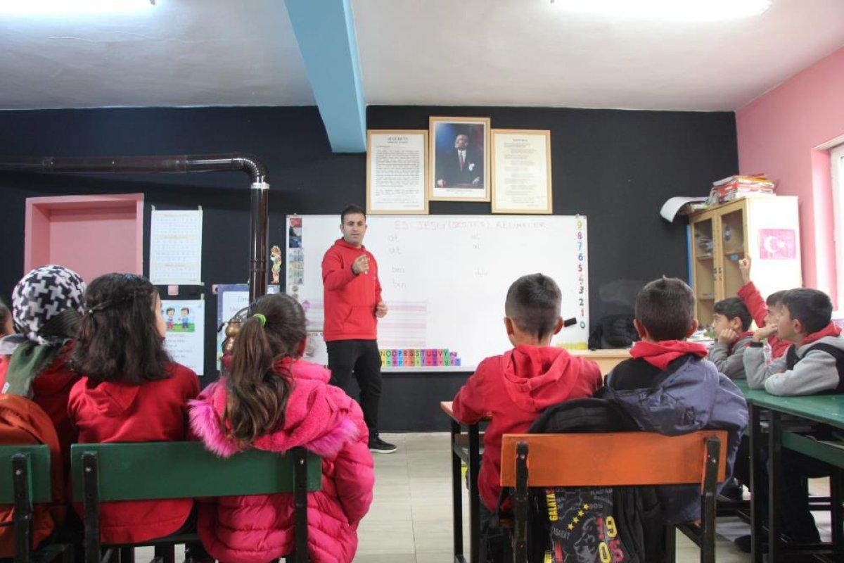 Bingöl'de köy okulunu yuvaya çeviren öğretmen