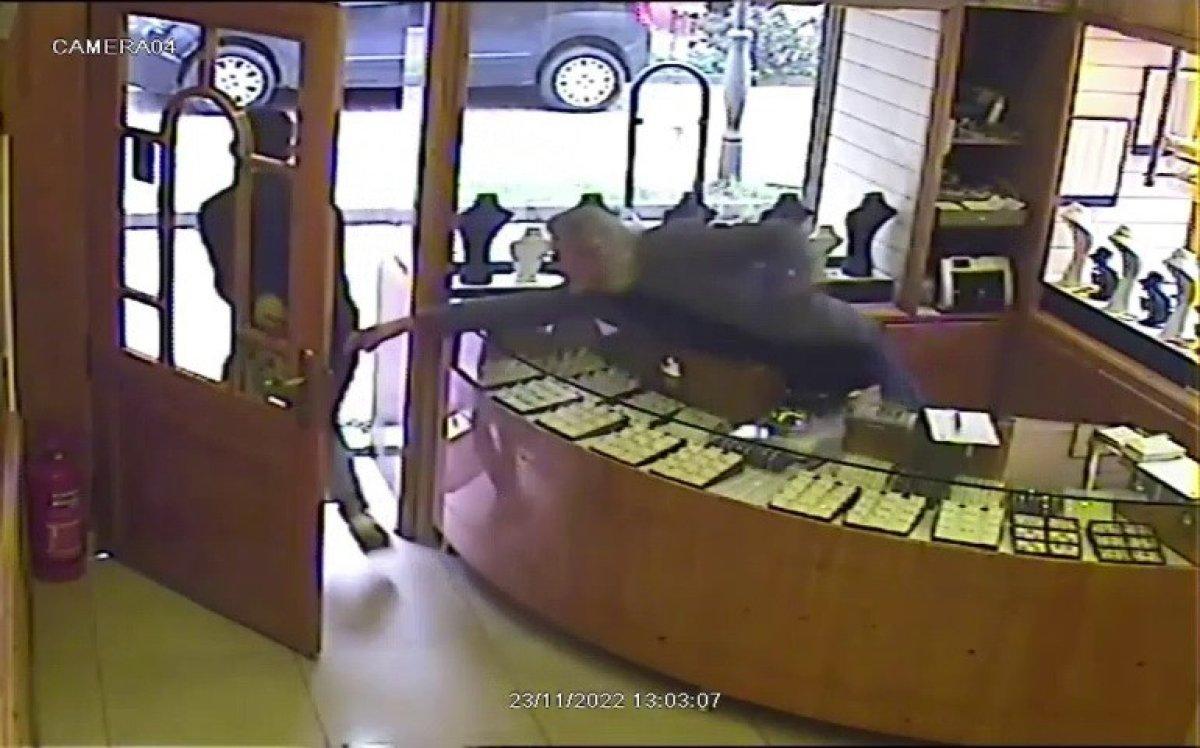 Zonguldak'ta 'Bunu yapmak zorundayım' notuyla kuyumcudan bilezik çaldı