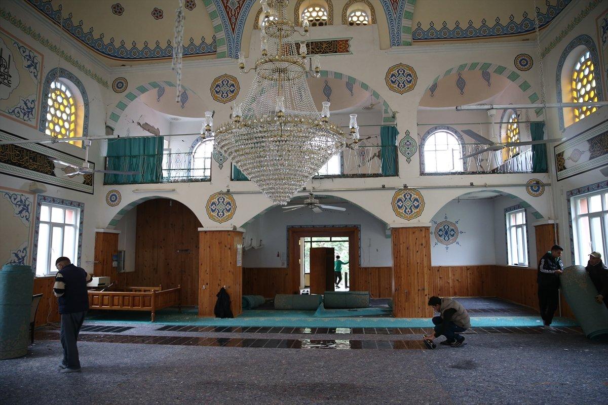 Düzce'de depremde hasar gören cami boşaltılıyor 