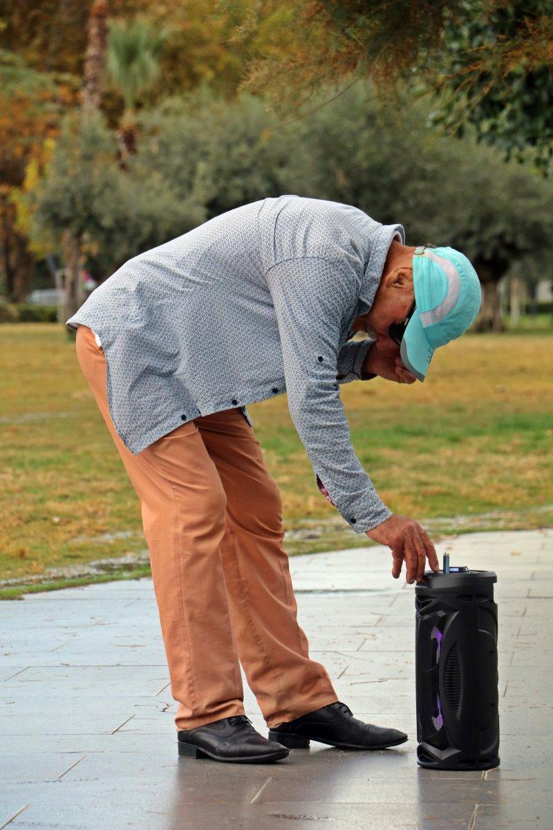 Antalya'da 69 yaşındaki Rus turistin dansı şaşırttı