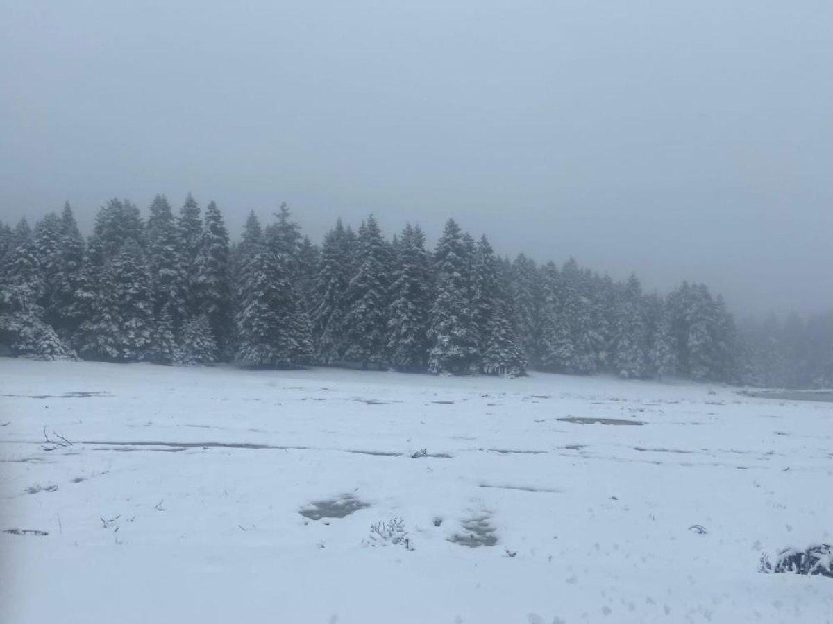 Yedigöller beyaz örtüyle kaplandı