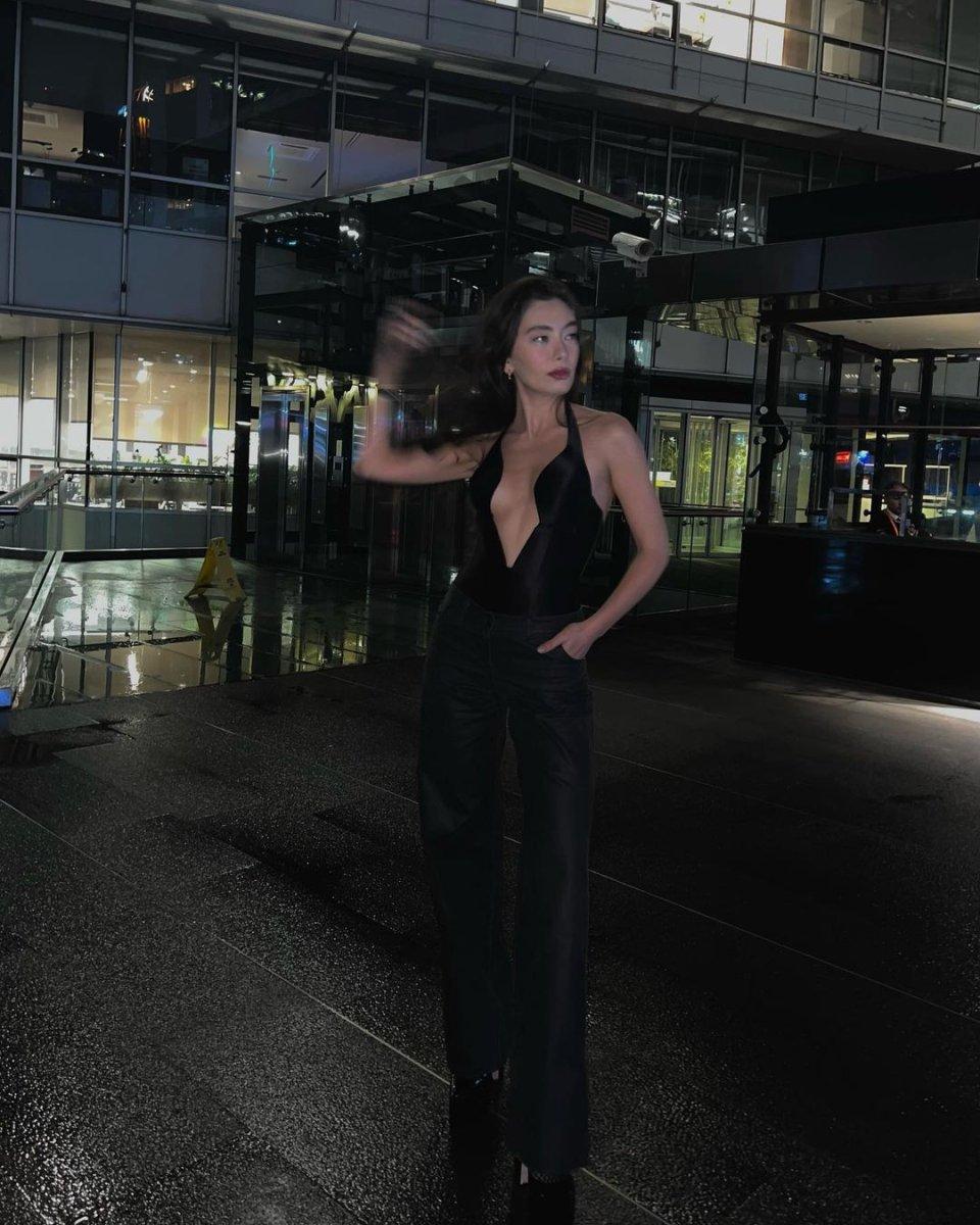 Neslihan Atagül'den derin göğüs dekolteli pozlar