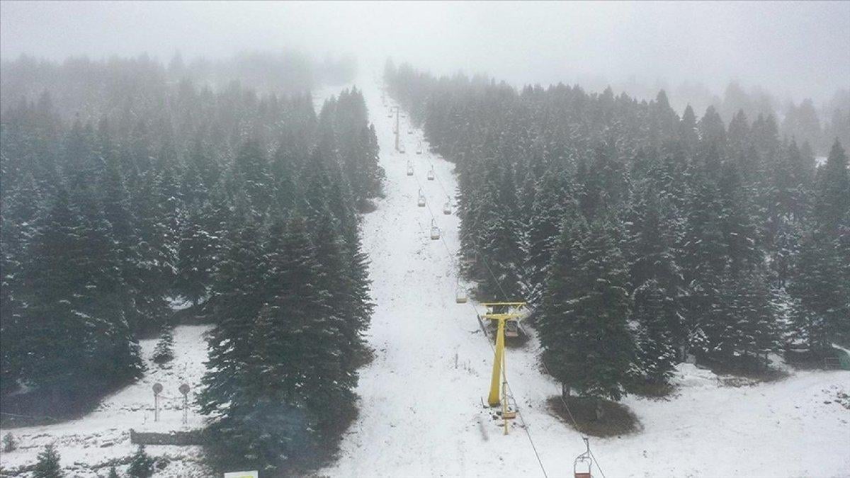 Uludağ'da kar yağışı sürüyor