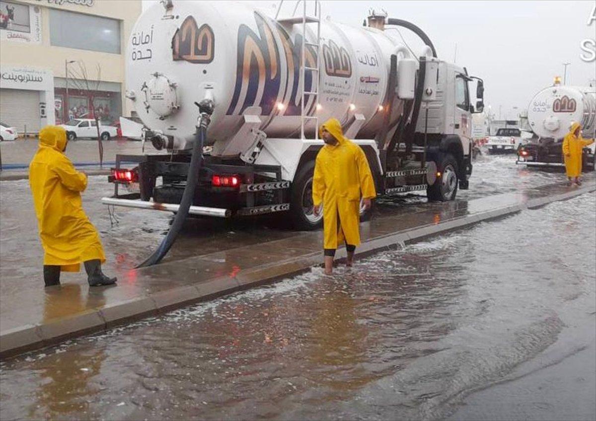 Suudi Arabistan'da yaşanan sel sonrası araçlar sular altında kaldı