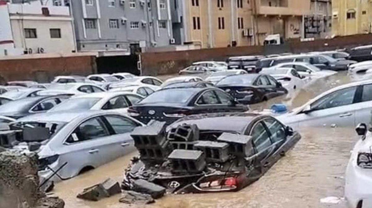 Suudi Arabistan'da yaşanan sel sonrası araçlar sular altında kaldı